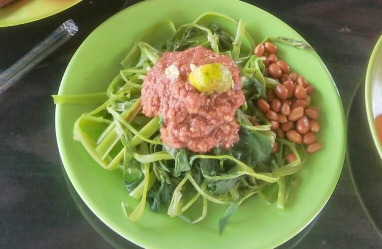 Kangkung plecing adalah hidangan khas Lombok