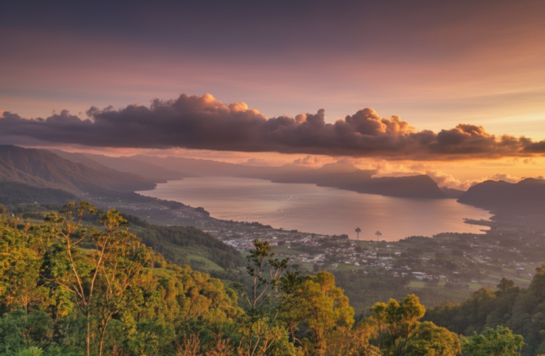 Pesona Kaldera Biru Danau Maninjau Agam