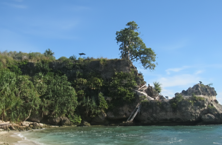 Pantai Batu Raja: Eksotisme Karang dan Deburan Ombak Mateng