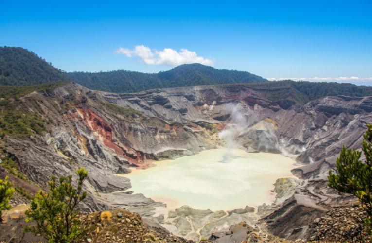 Tangkuban Perahu – Legenda Sangkuriang di Puncak Kawah yang Eksotis